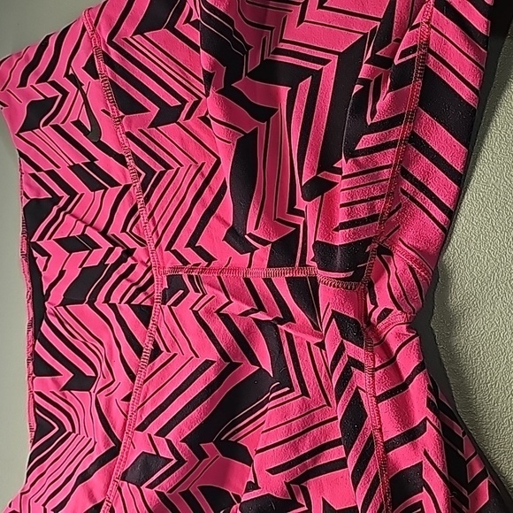 Nike drifit small pink and black athletic cropped leggings - Picture 5 of 7